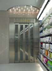 Glast&uuml;r in Edelstahl gerahmt, Eingangssituation Kaufhaus