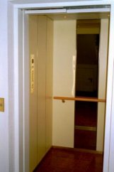 Messingleisten und Schattennut in der Kabinenwand